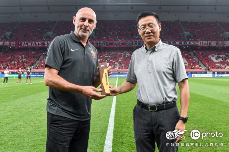 俱乐部为月度最佳球员武磊，五月最佳教练穆斯卡特举行了颁奖仪式